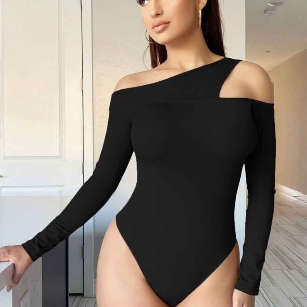 ASYMMETRICAL NECK CUT OUT SHOULDER BODYSUIT